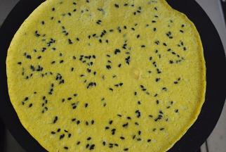 放入面糊后，迅速阖上蛋卷模，两面用小火烘烤至熟