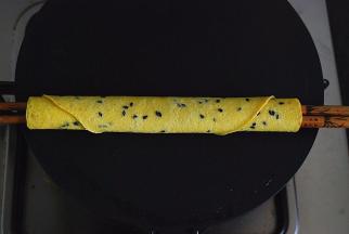 用筷子迅速卷起