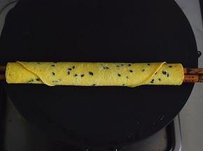 用筷子迅速卷起