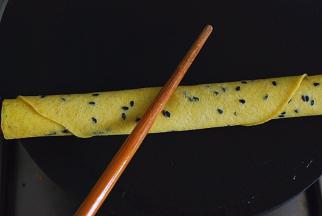 卷起后，收口在下，抽出一支筷子整形，不圆的地方用筷子压一压