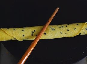 卷起后，收口在下，抽出一支筷子整形，不圆的地方用筷子压一压