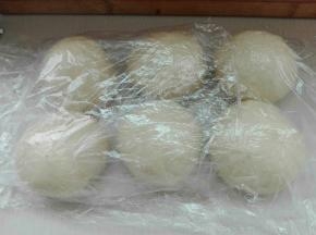 发酵好的面团排气，等分三份，滚圆醒发15分钟（我做了两份的照片）