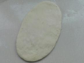 取一个面团擀成椭圆形