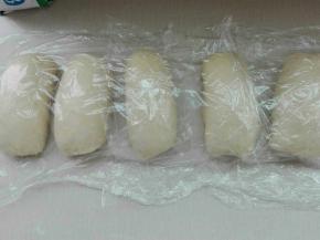 收口朝下依次摆放，盖保鲜膜醒发15分钟