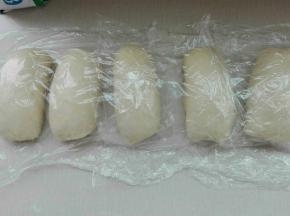 收口朝下依次摆放，盖保鲜膜醒发15分钟