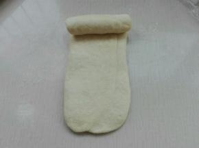 再次擀成长条，自上而下卷起