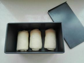 依次放入模具中，烤箱放盘热水，二次发酵