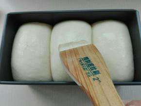 发酵至模具七八分左右，表面刷层蛋液