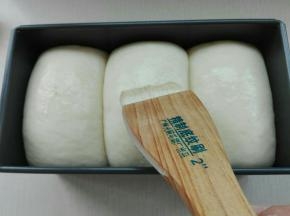 发酵至模具七八分左右，表面刷层蛋液