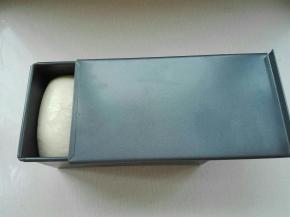 盖上盖子，（不喜欢平的可以不盖盖子哈），烤箱预热，170度，底层，35分钟