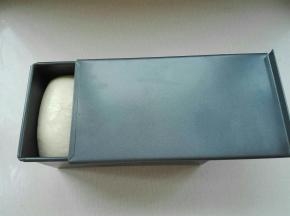 盖上盖子，（不喜欢平的可以不盖盖子哈），烤箱预热，170度，底层，35分钟