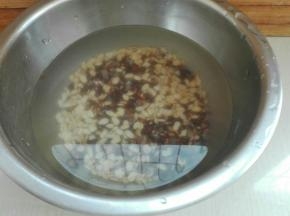 将所有米洗干净，泡水半个小时以上