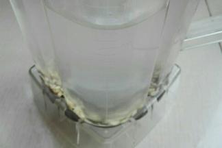 泡好的米类捞出放入破壁机，加入1500克水