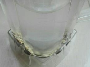 泡好的米类捞出放入破壁机，加入1500克水