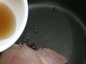 将鸡胸肉和调料放入电饭锅中，在加入料酒
