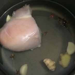 加入没过鸡胸肉的水加热，直至将鸡胸肉煮熟