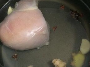 加入没过鸡胸肉的水加热，直至将鸡胸肉煮熟