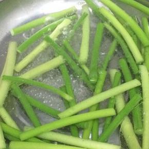 汤锅里加入适量的水和少许的盐和油烧开，将蒜苔放入焯熟