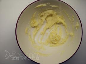 软化好的黄油加入糖粉，用手动打蛋器搅拌均匀。