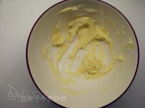软化好的黄油加入糖粉，用手动打蛋器搅拌均匀。