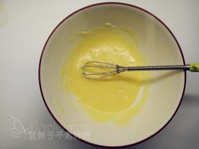 分2次加入全蛋液，一样搅拌均匀。记得要完全搅拌均匀之后才可以加入下一次鸡蛋液。