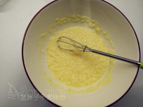 分2次加入牛奶，一样要完全搅拌均匀之后才可以加入下一次牛奶，这时候会有一点点油水分离，没有关系的。