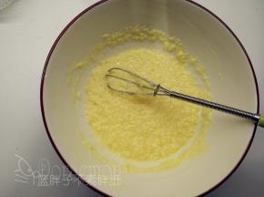 分2次加入牛奶，一样要完全搅拌均匀之后才可以加入下一次牛奶，这时候会有一点点油水分离，没有关系的。