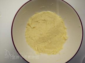 加入椰蓉，搅拌均匀即可，之后放入冰箱冷藏。