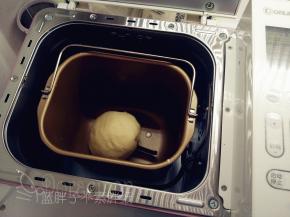 将面团中的所有原材料按照底层液体，中层粉类，上层糖、盐和酵母的顺序放入东菱面包桶中，注意酵母不要和糖、盐直接接触。