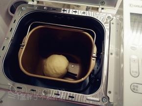 将面团中的所有原材料按照底层液体，中层粉类，上层糖、盐和酵母的顺序放入东菱面包桶中，注意酵母不要和糖、盐直接接触。