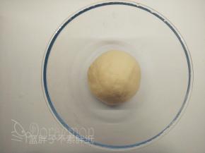 面团团圆之后放入大碗中，盖上保鲜膜，放到温暖的地方，室温发酵。