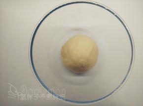 面团团圆之后放入大碗中，盖上保鲜膜，放到温暖的地方，室温发酵。