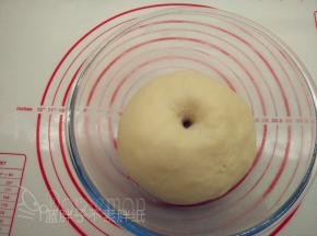 大概50分钟后，面团发酵到两倍大，手指沾面粉戳一个洞，不回缩、不塌陷即表示发酵完成。