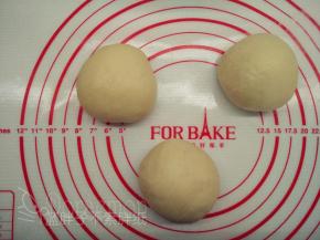 排好气的面团平均分成3个面团，将它们都滚圆之后盖上保鲜膜松弛15分钟。