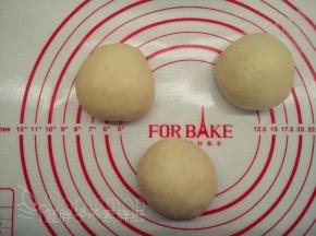排好气的面团平均分成3个面团，将它们都滚圆之后盖上保鲜膜松弛15分钟。