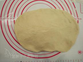 发酵好的面团按压排气，也可以借助排气擀面杖进行排气。