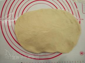 发酵好的面团按压排气，也可以借助排气擀面杖进行排气。