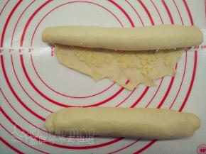 由上往下将面片卷起来。