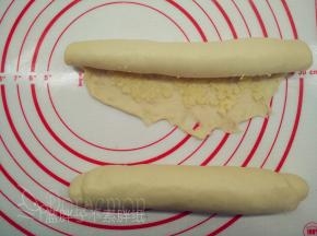 由上往下将面片卷起来。