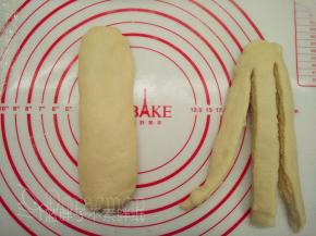 接着将面团压扁，用刮刀将面团分成3份，记得开头部分不要切断。