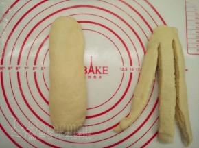 接着将面团压扁，用刮刀将面团分成3份，记得开头部分不要切断。