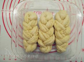 面团全部处理好之后放入玻璃烤盘中。烤盘可以先用软化好的黄油均匀地涂抹一下，会更好脱模。