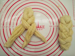 将面团编成辫子形状，收口捏紧。