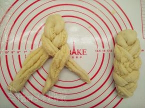 将面团编成辫子形状，收口捏紧。