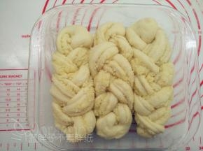 面团上喷下水，盖上保鲜膜，放在温暖的地方发酵到两倍大，大概需要20分钟。