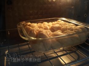 发酵好的面团连同模具送入预热好的烤箱，中层，上下火160℃，烘烤23分钟。