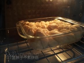 发酵好的面团连同模具送入预热好的烤箱，中层，上下火160℃，烘烤23分钟。