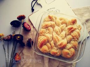 烤好的面团立即脱模，放在烤网上晾凉。