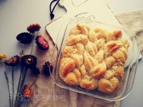 烤好的面团立即脱模，放在烤网上晾凉。