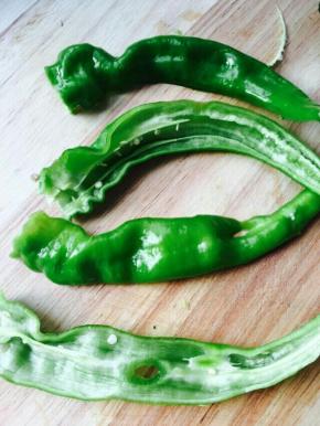 尖椒劈开，去白筋。